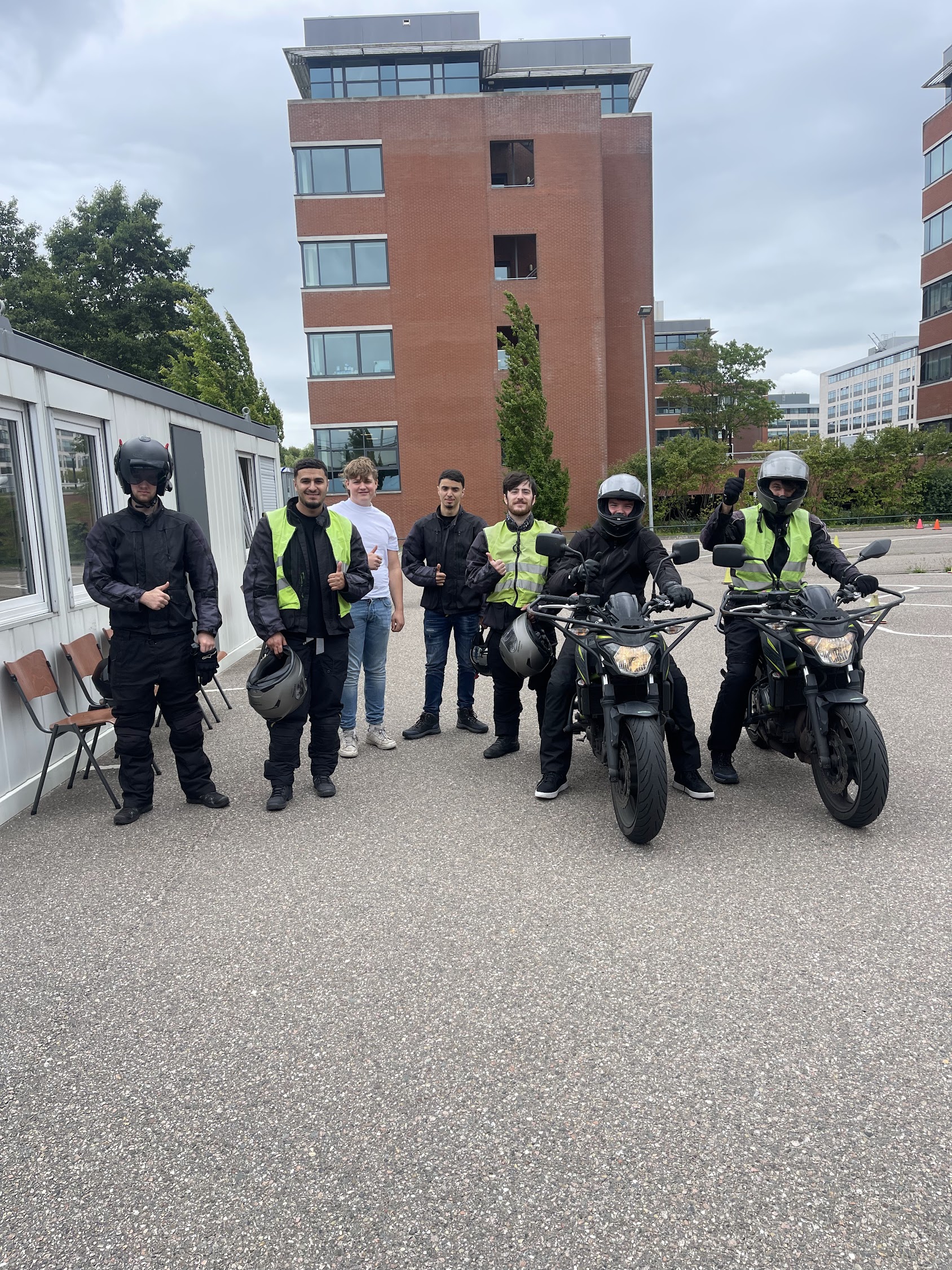 Motorrijder rijdt een slalom tussen pylonen op een afgesloten oefenterrein tijdens het AVB-examen