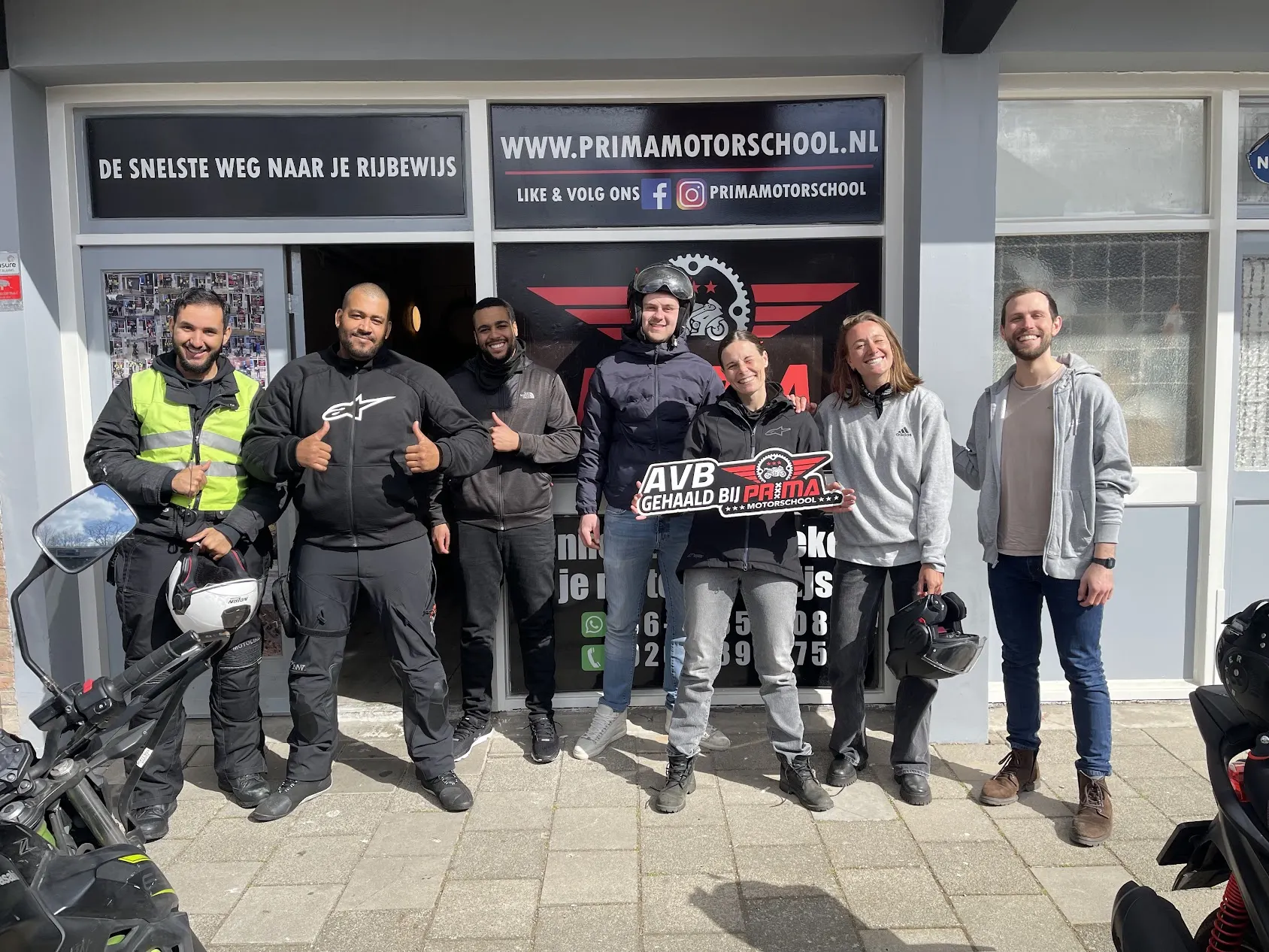Motorslalom op oefenterrein bij het AVB-examen