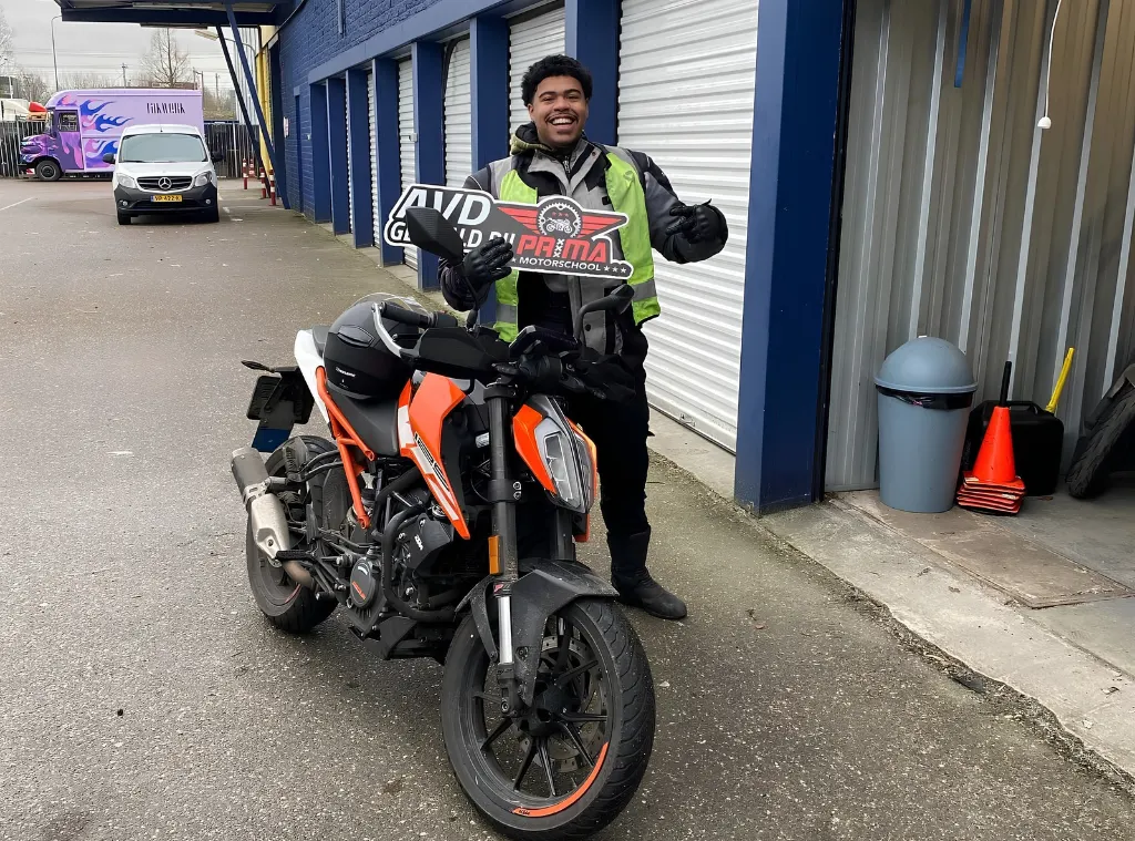 Geslaagde leerling met motorrijbewijs in Amsterdam