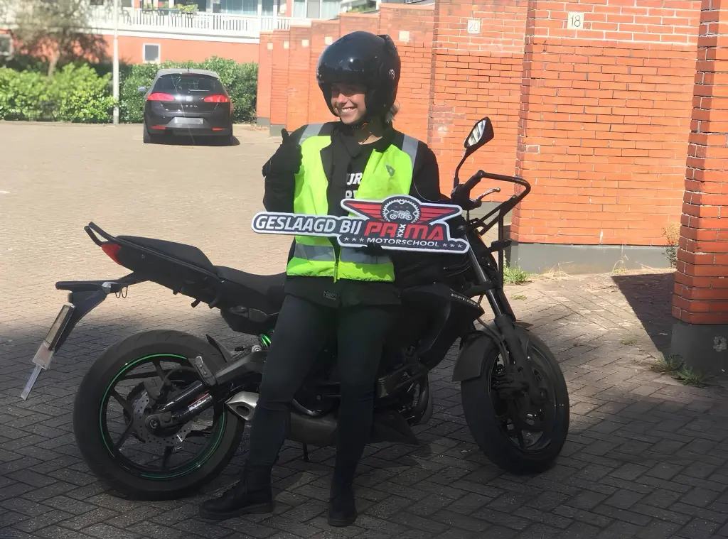 Geslaagde leerling met automaat motorrijbewijs Amsterdam