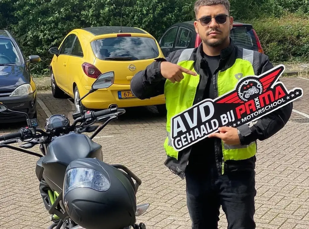 Geslaagde leerling spoedcursus motorrijbewijs Amsterdam