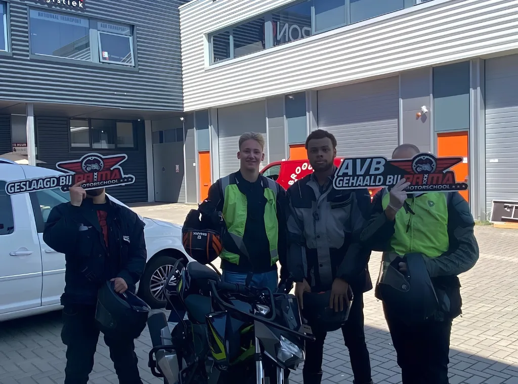 Groepsfoto van geslaagde leerlingen van Prima Motorschool