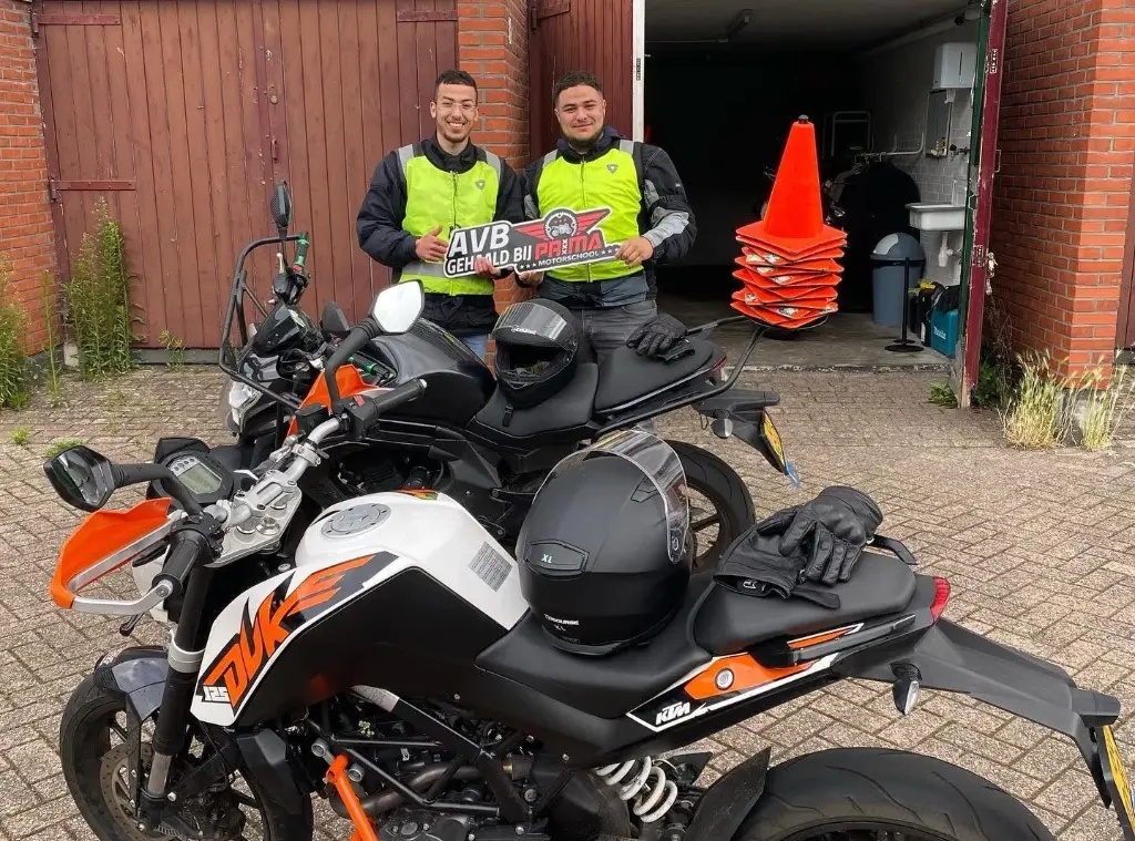 Groepsfoto geslaagde spoedcursus motorrijbewijs leerlingen Amsterdam