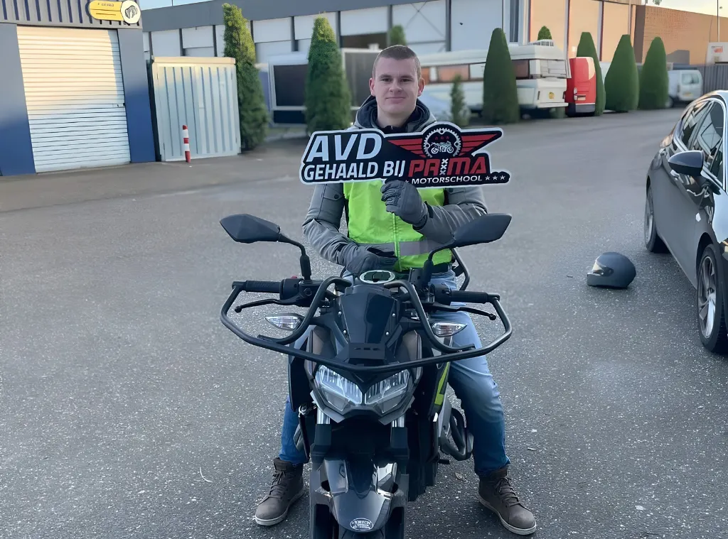 Instructeur en leerling na het geslaagde motorexamen