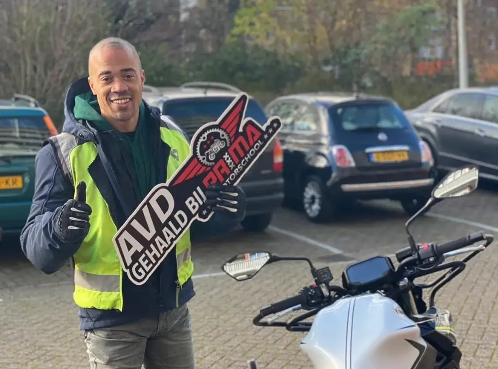 Instructeur met een geslaagde leerling in Amsterdam