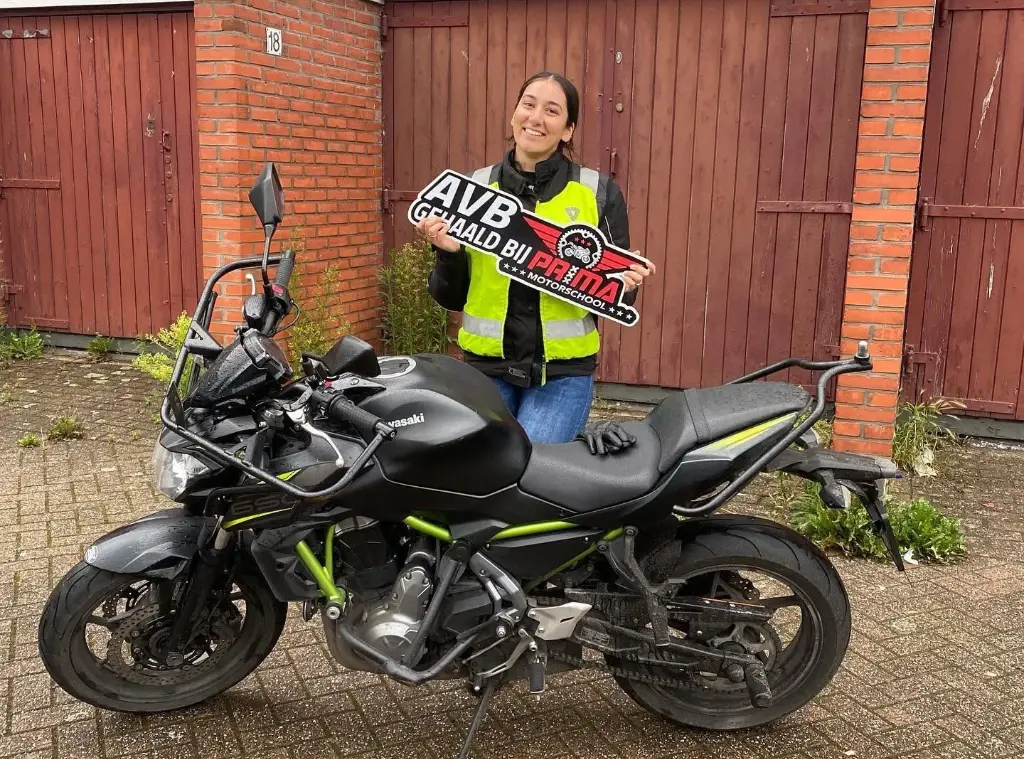 Instructeur met geslaagde spoedcursus motorrijbewijs leerling