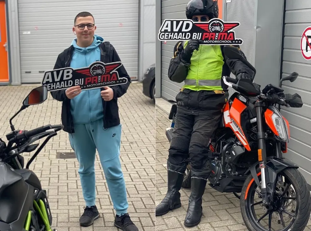 Leerling bij de motor na het geslaagde examen