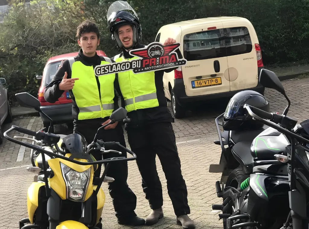 Leerling naast automaatmotor na geslaagd examen
