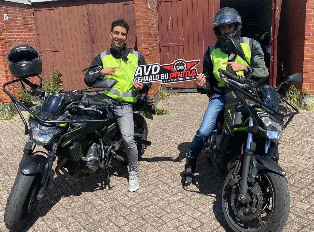 Leerling naast motor na geslaagd spoedcursus examen